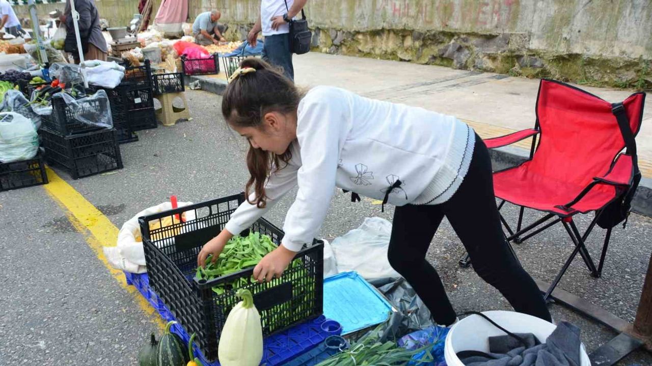 Pazarda minik esnaf: 10 yaşındaki Azra babasının eli ayağı oldu