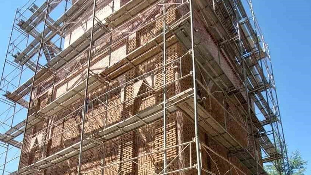 Pazarören'deki Melik Emir Gazi türbesi tarihi dokuya uygun şekilde restore ediliyor