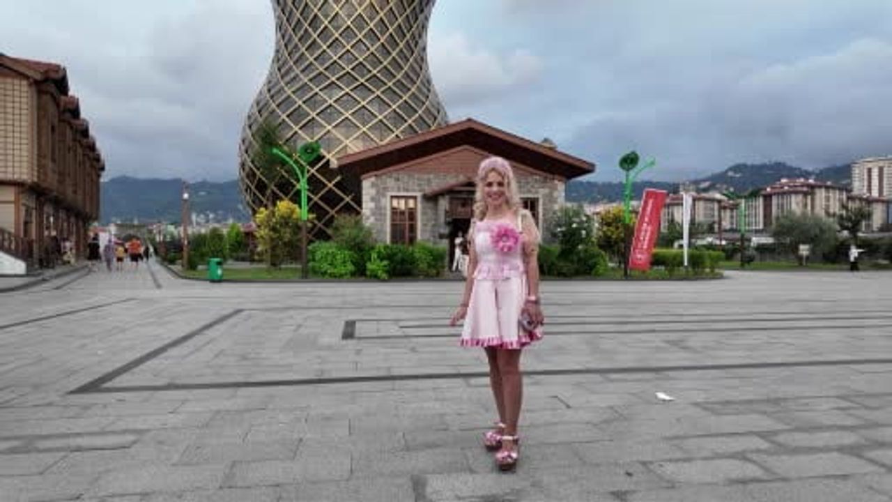 Pembe elbiseleriyle Rize'nin çocuklarının 'Barbie ablası' oldu