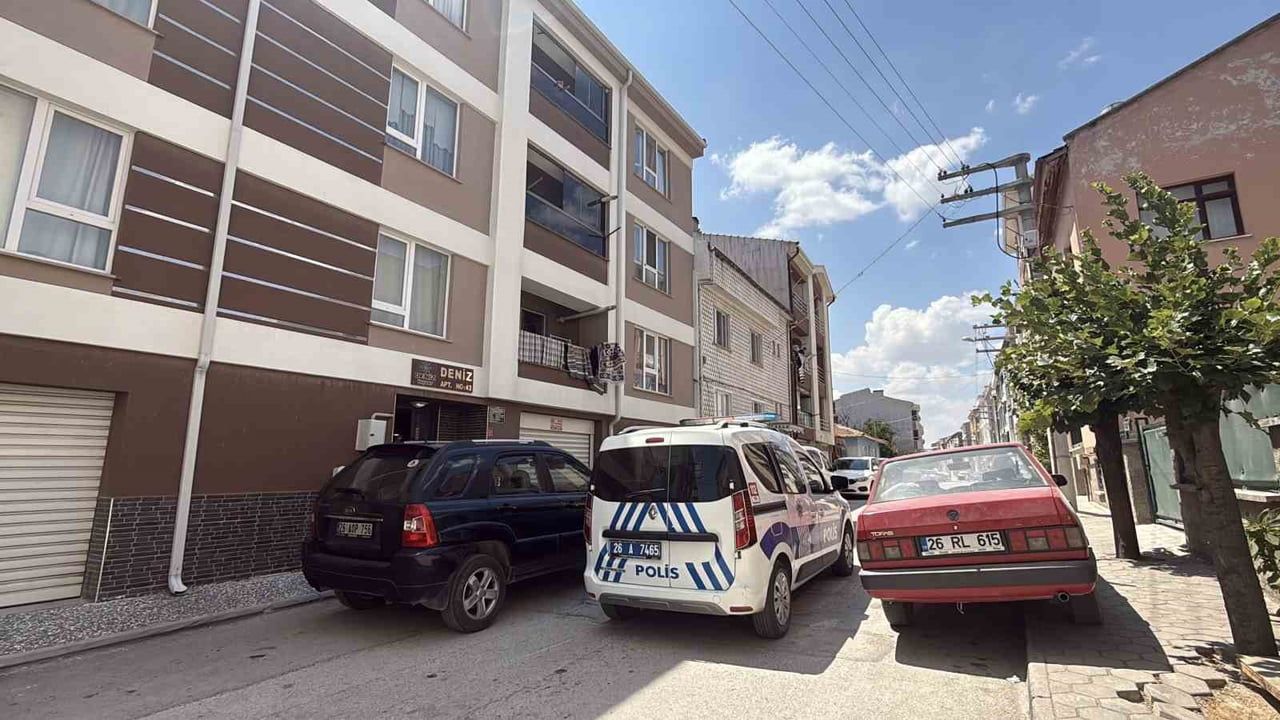 Pencerede oturan 15 yaşındaki çocuk bahçeye düşerek yaralandı