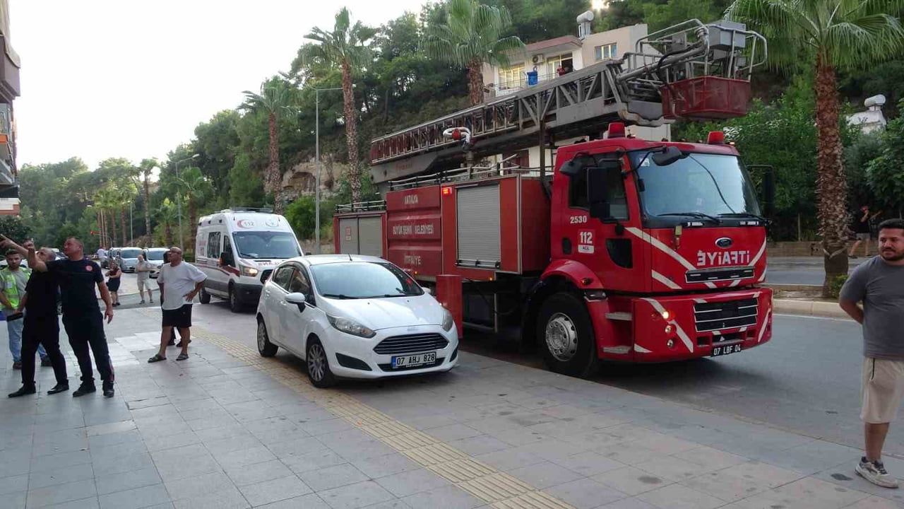 Pencereden sarkan çocuk mahalleyi alarma geçirdi