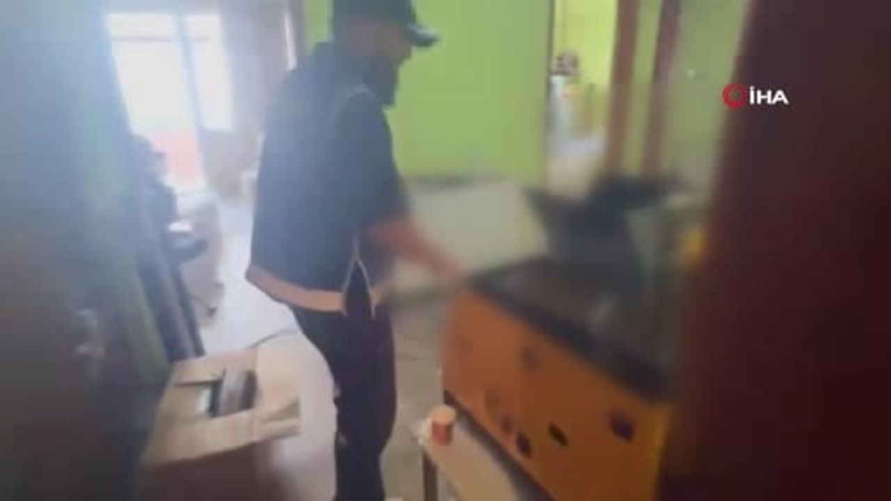 Pendik'te kaçak tütün atölyesine baskın: 440 kilogram tütün ve 328 bin 200 makaron ele geçirildi