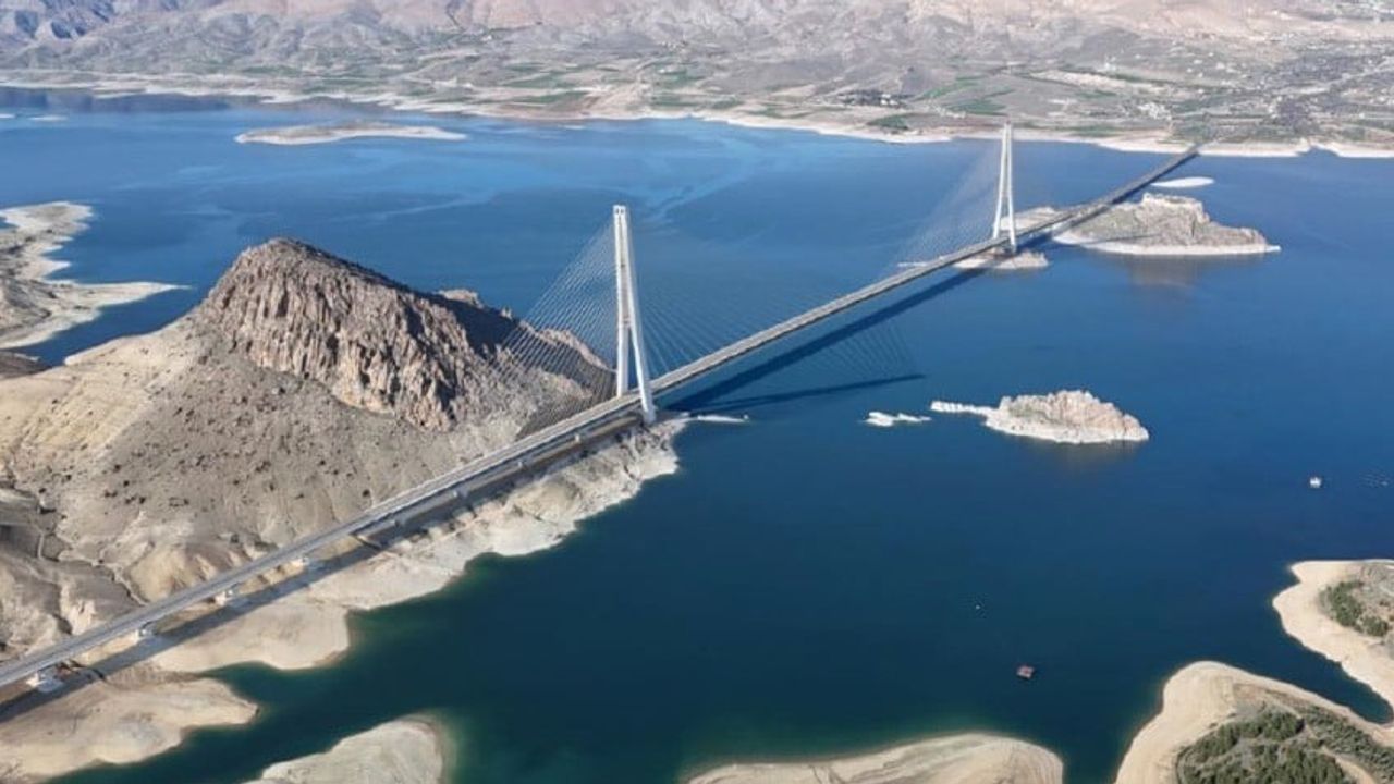 Pertek köprüsüyle keban gölü üzerinde Elazığ ve Tunceli arasında kesintisiz kara yolu hedefleniyor