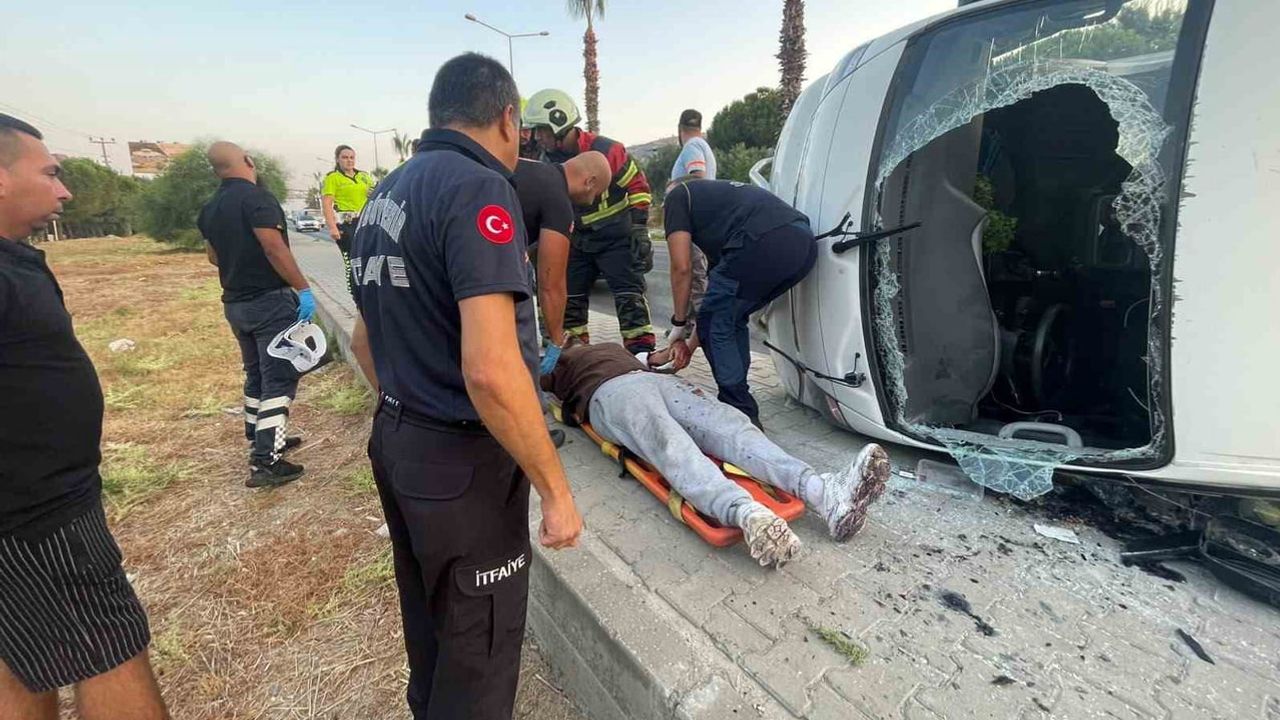 Pikap kaldırıma çarpıp yan devrildi, genç sürücü itfaiye tarafından kurtarıldı