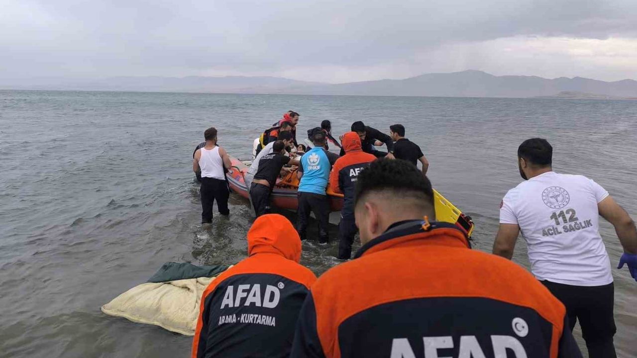 Piknik keyfi kısa sürede panik: Van Gölü'nde can simidiyle açılan üç kişi kurtarıldı