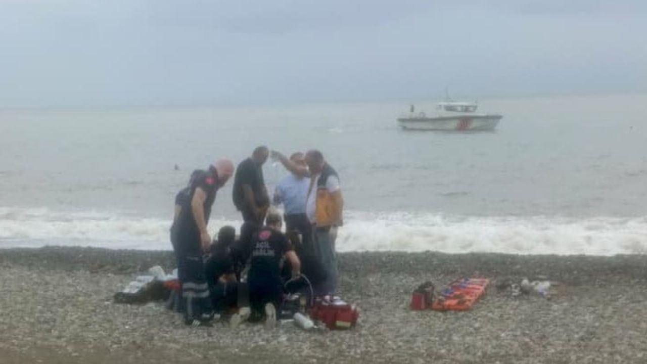 Piknikte denize giren iki kardeşten biri hayatını kaybetti, diğeri için arama sürüyor