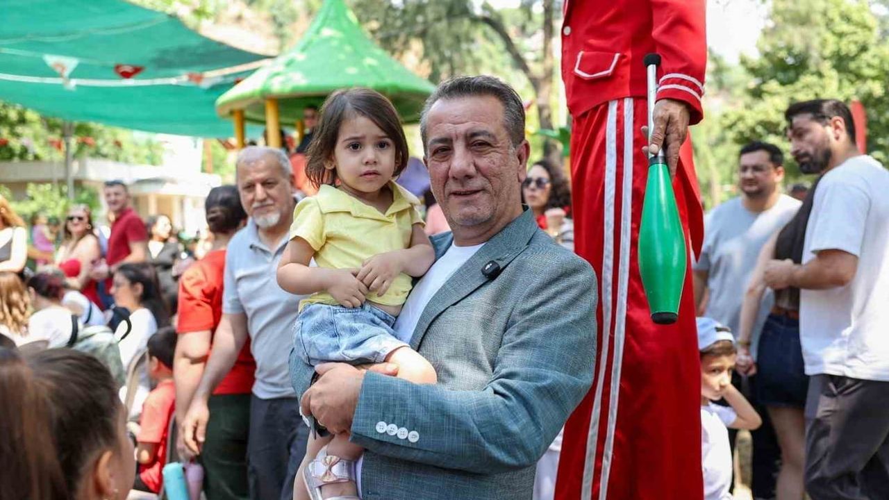 Pınarbaşı'nda interaktif oyun zamanı: çocuklar sahnede rol alıyor