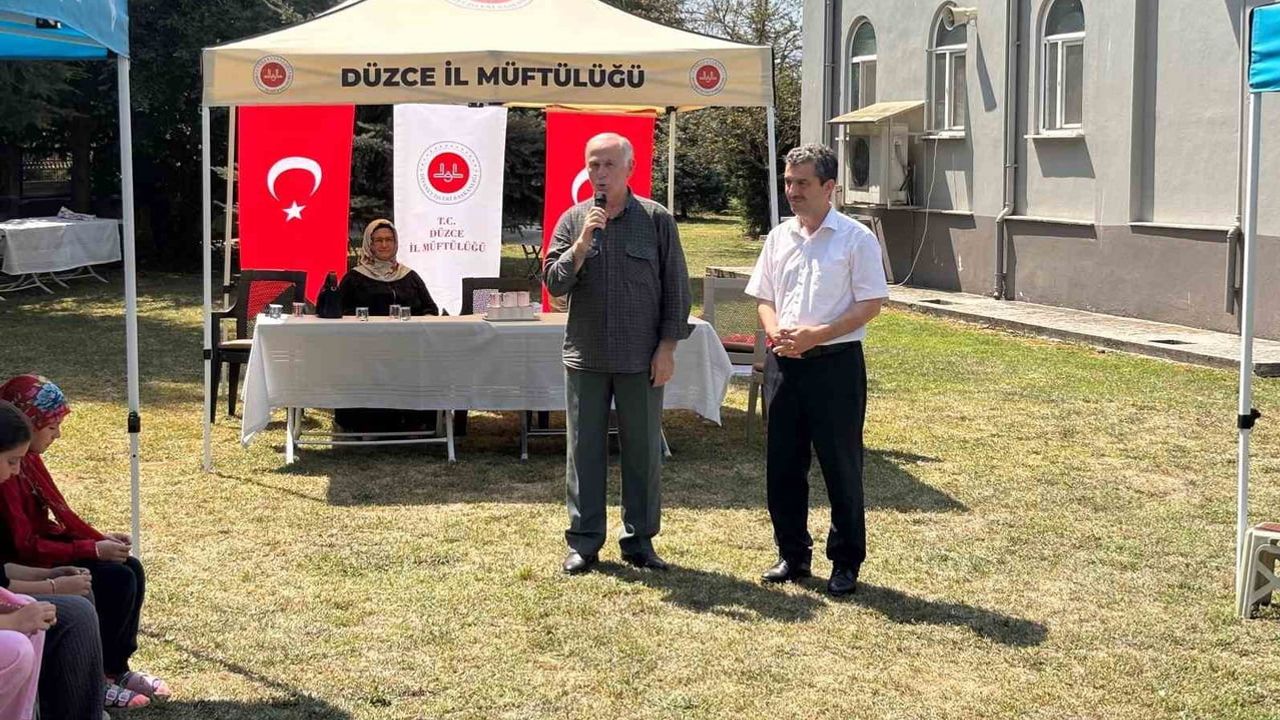 Pınarlar köyünde yaz Kur'an kursu coşkusu: yüz öğrenci sahnede