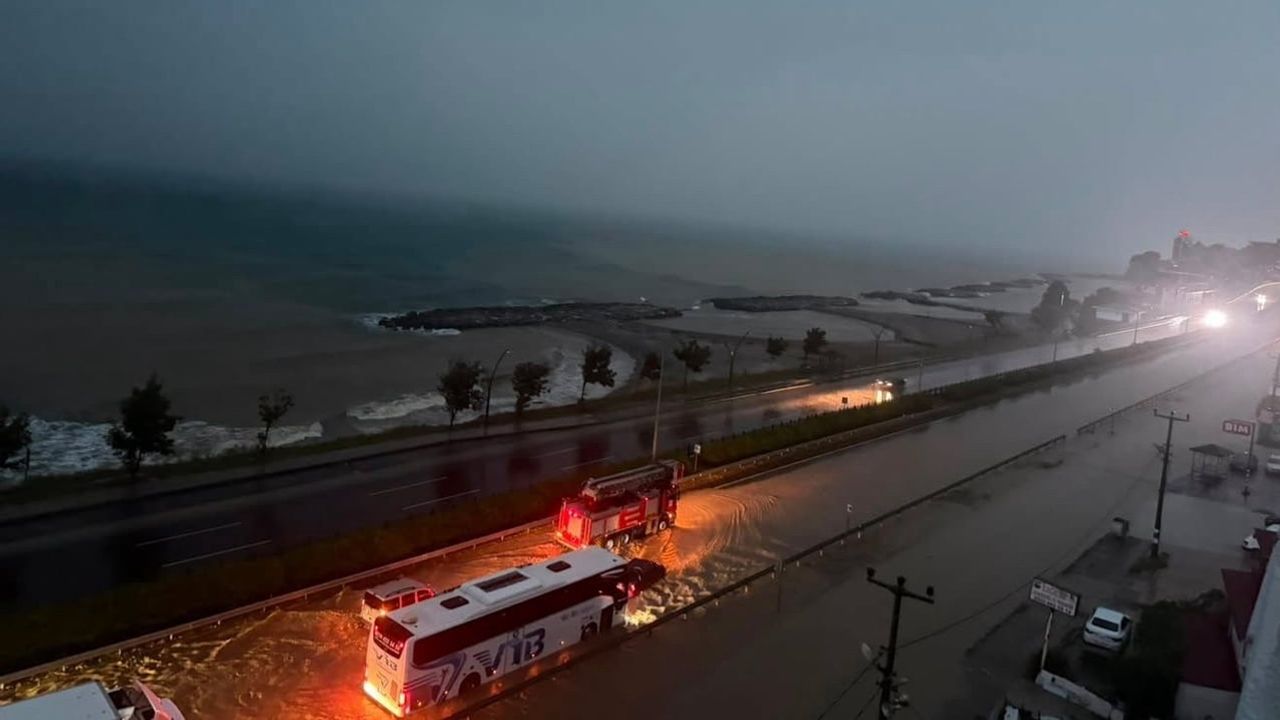 Piraziz'de Karadeniz Sahil Yolu suyla doldu, trafik kontrollü sağlanıyor