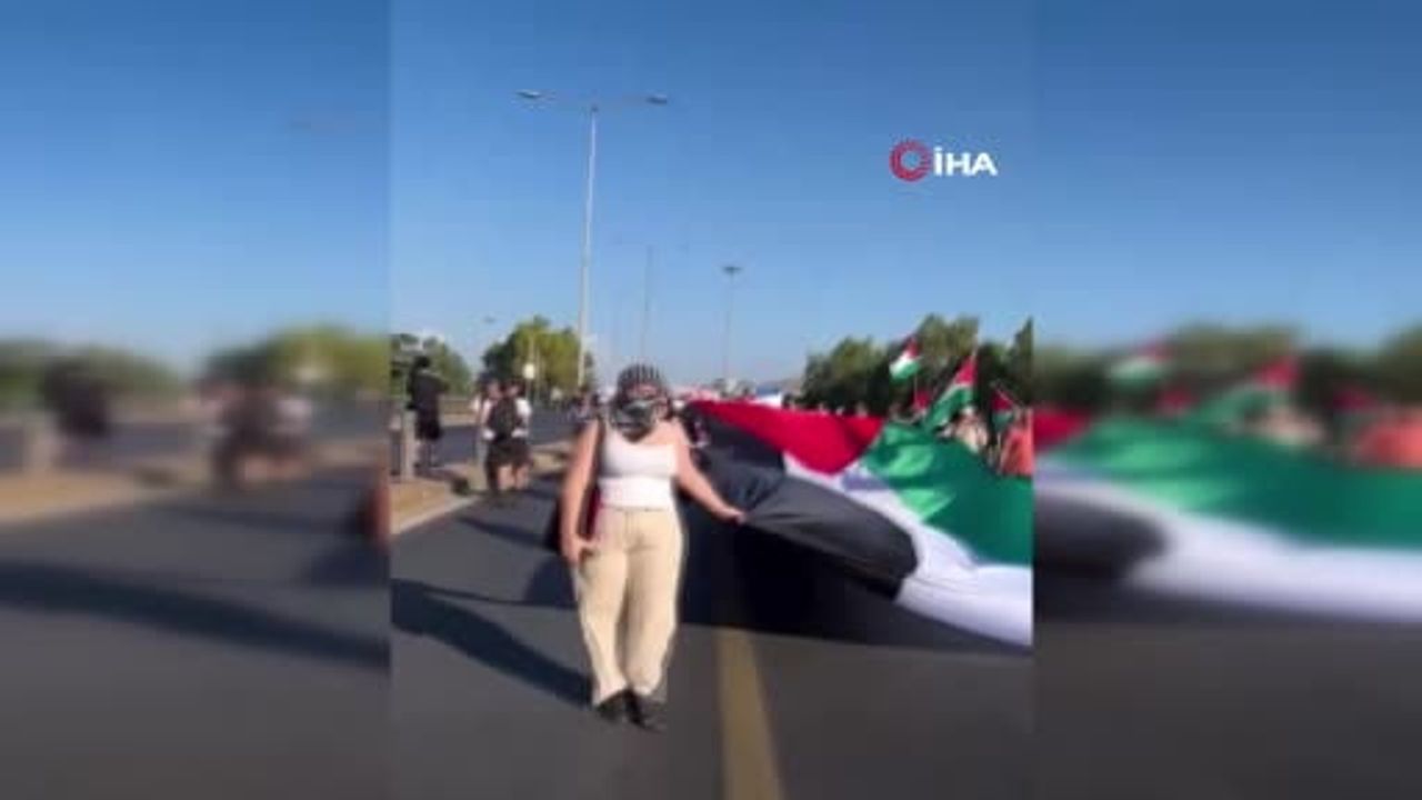 Pire'de yanaşan Crown Iris'e tepki: limanda İsrail karşıtı protesto