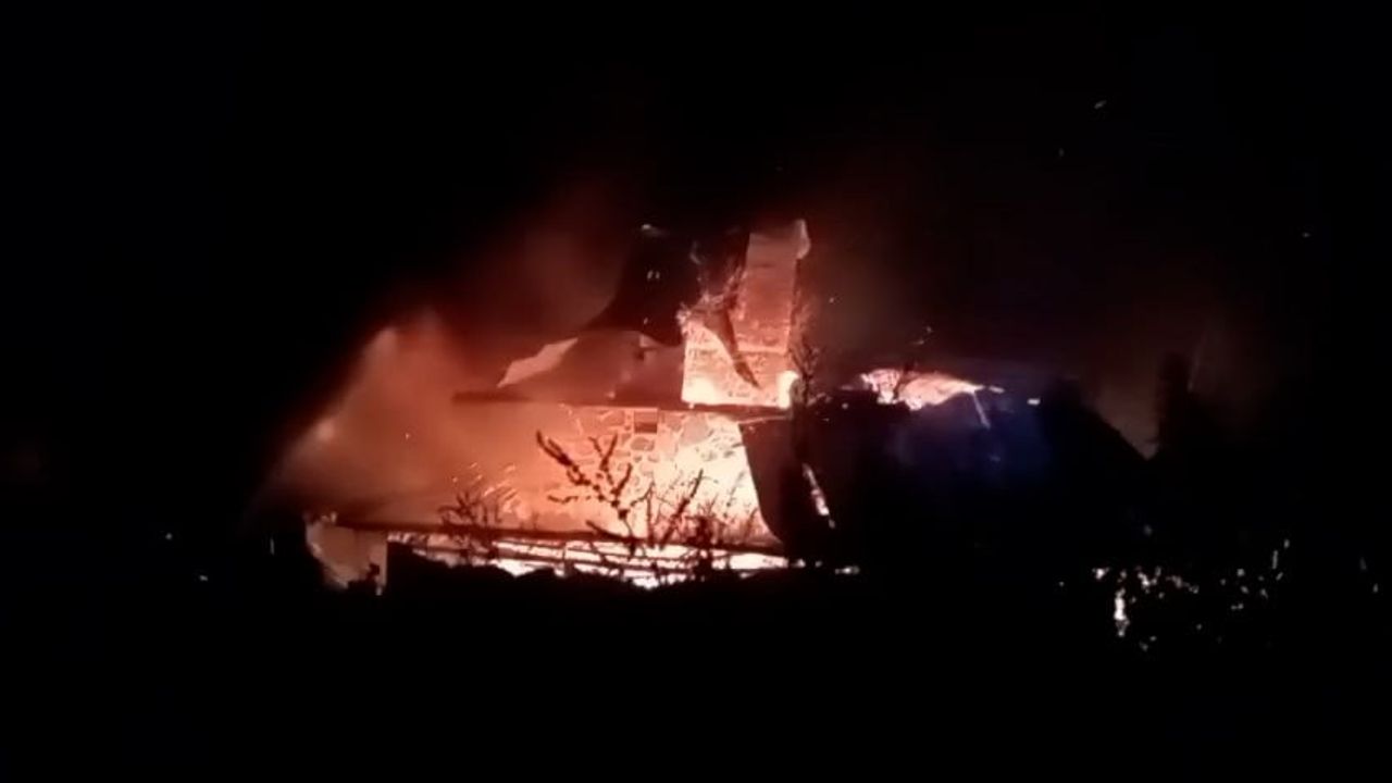 Pokut yaylası'nda gece yangını işletmeyi küle çevirdi