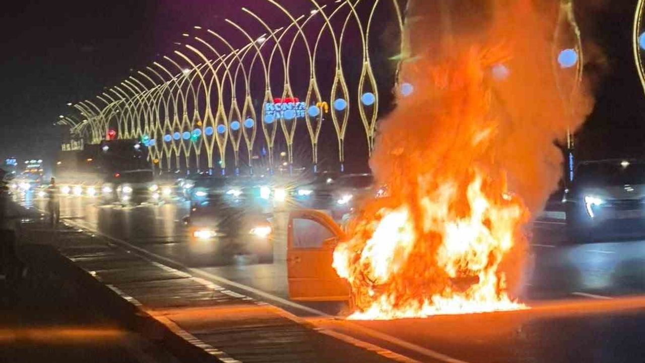 Polatlı'da seyir halindeki araç alev alarak kullanılamaz hale geldi