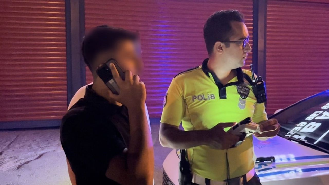 Polisin gözü önünde Bursa'da müşterinin aracını kullanıp trafiği tehlikeye atan sürücü belgesini kaybetti