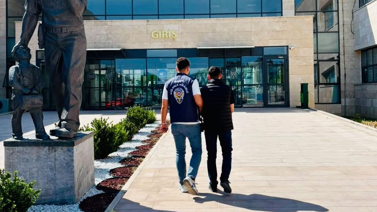 Polisin takibiyle yakalandı: Afyonkarahisar'da aranan hükümlü cezaevine teslim edildi