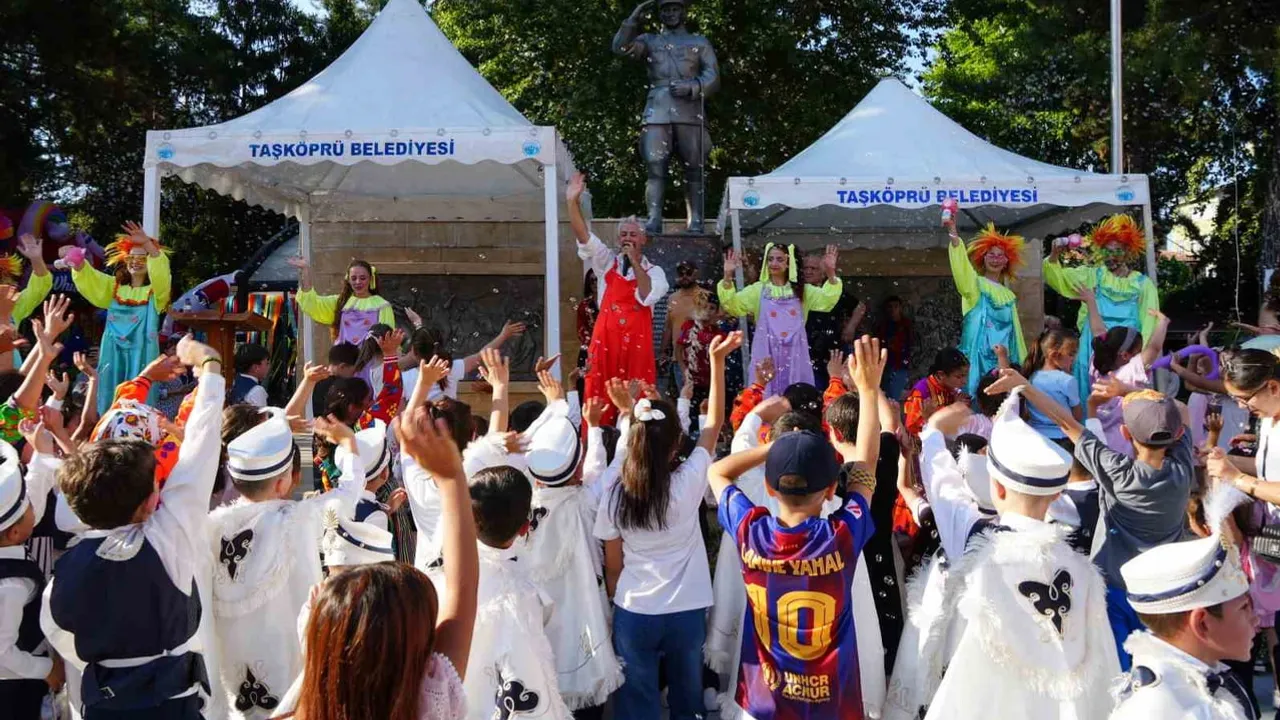 Pompeiopolis’te tarihle eğlencenin buluşması: çocuklar uçurtmalarla gökyüzünü doldurdu