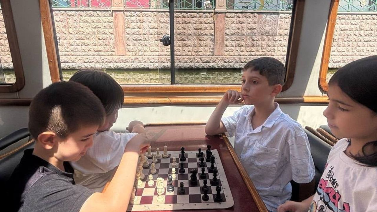 Porsuk Çayı'nda küçük hamleler: teknede satranç keyfi