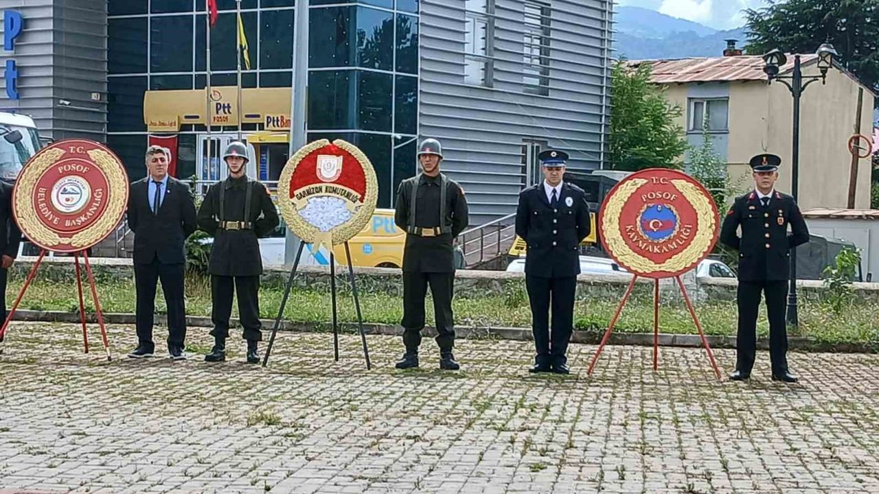 Posof’ta zafer bayramı anıt önünde birlik mesajıyla kutlandı