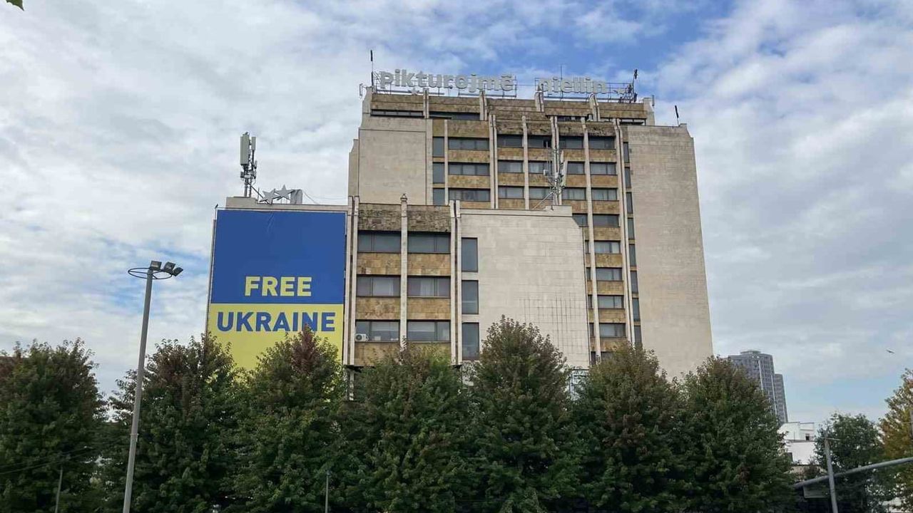Priştine'de 'Free Ukraine' bayrağı kaldırıldı; belediye uyarıda bulundu