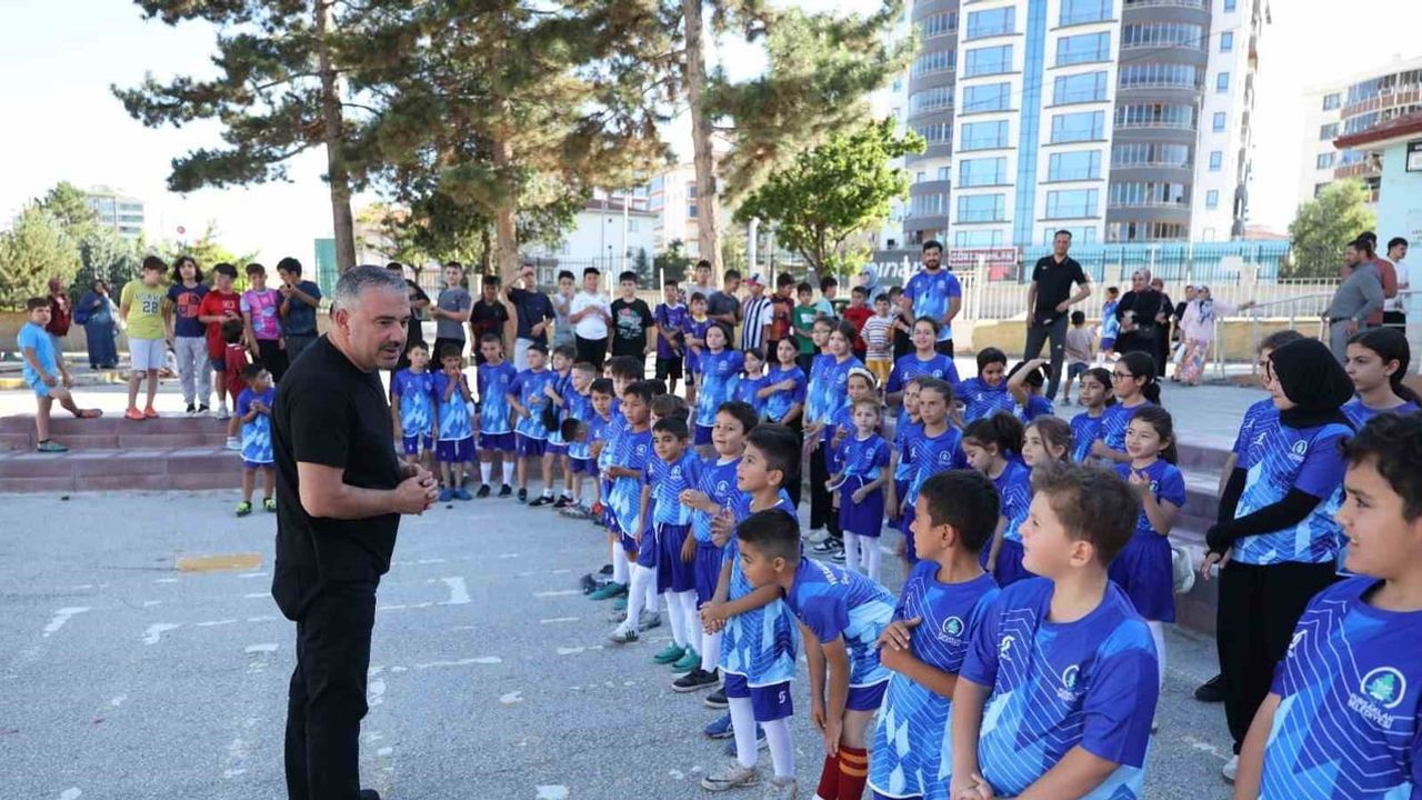 Pursaklar'da yaz spor okullarıyla genç yeteneklere kapı aralanıyor