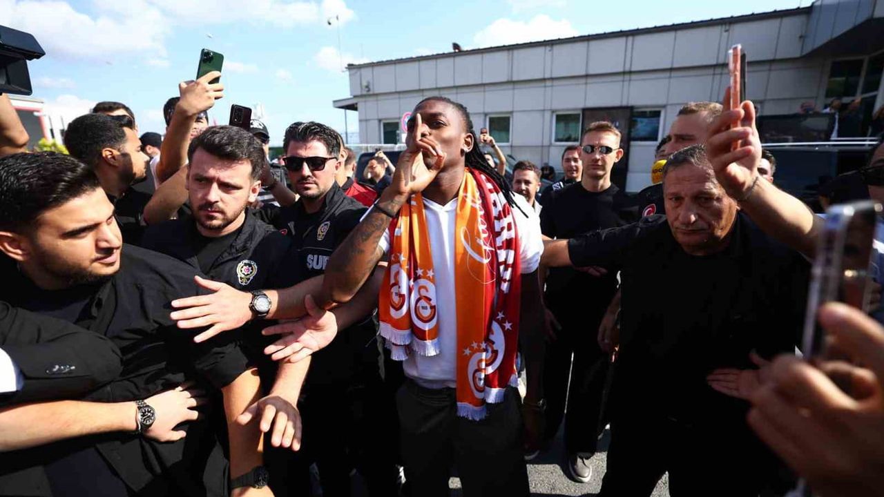 Rafael Leao İstanbul'da: sarı-kırmızılı taraftarlarla duygusal karşılama