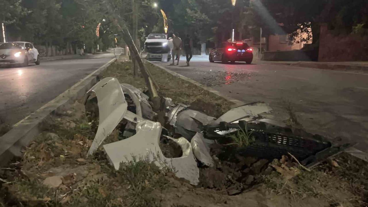 Refüjdeki araç ağaçlara çarptı, Niğde'de iki kişi yaralandı