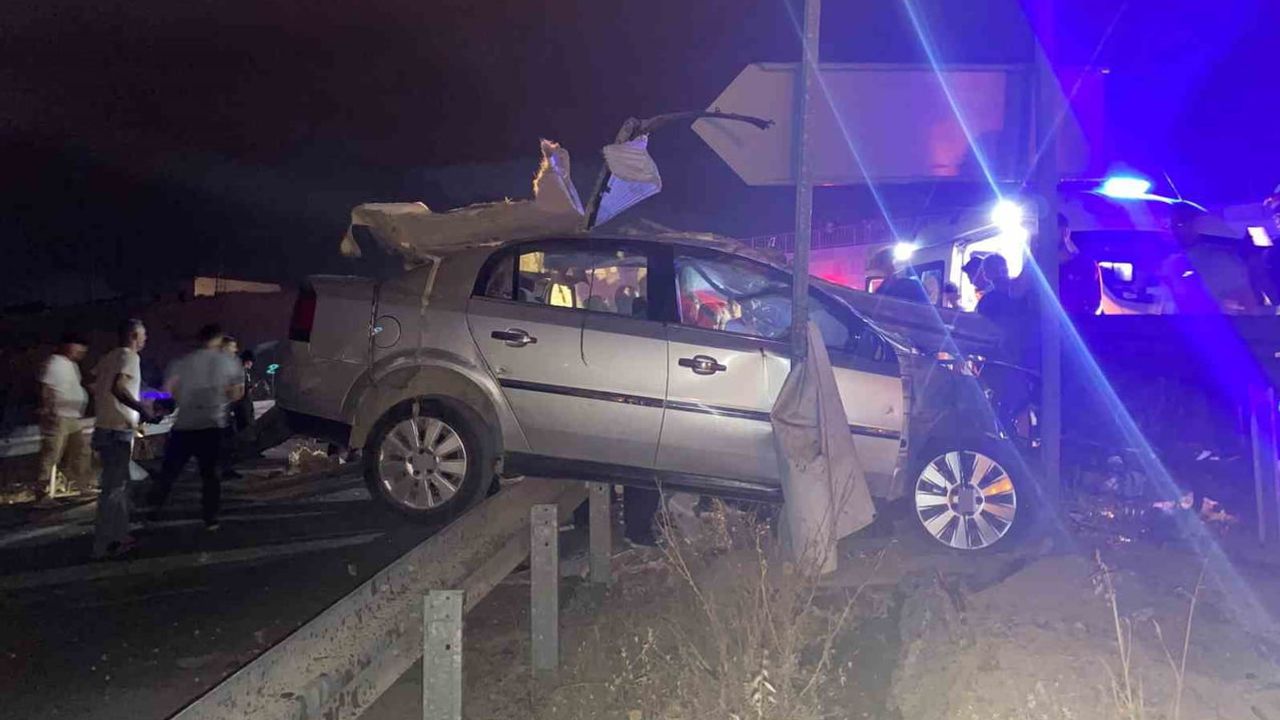 Refüje çarpan otomobildeki 17 yaşındaki sürücü yaşamını yitirdi