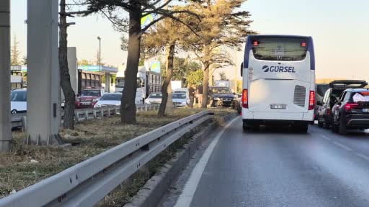 Refüje çıkan otomobil çevre yolunda trafiği aksattı