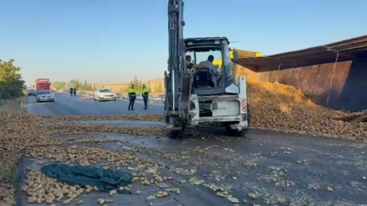Refüje devrilen patates yüklü tırdan 30 ton ürün dağıldı