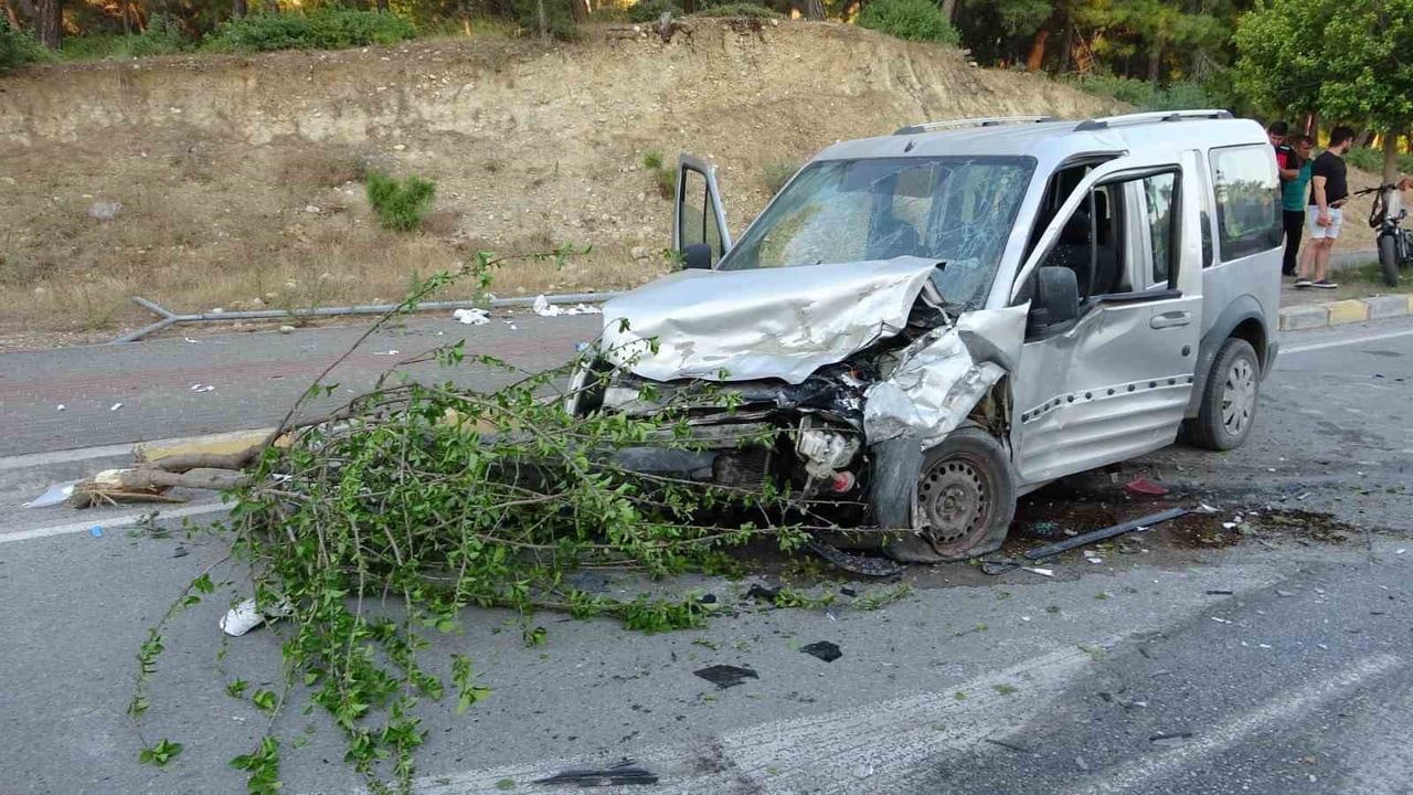 Refüjü aşan otomobil Manavgat'ta karşı şeride geçip 4 kişiyi yaraladı