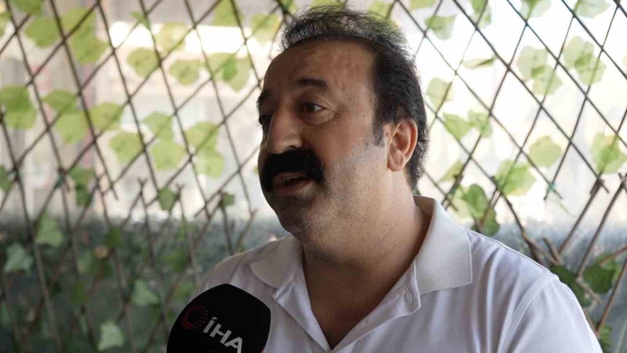 Restoranda yemeğe kendi kılını koyup hesabı ödemeyen müşteri kamerada