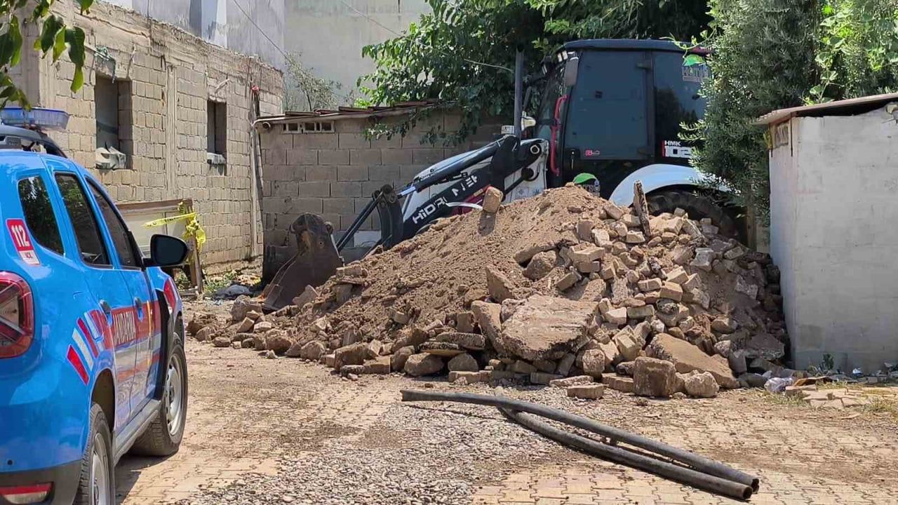 Reyhanlı'da kepçeyle yapılan kazıda mozaik keşfi müzeyi devreye soktu