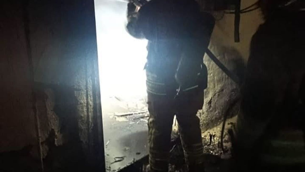 Reyhanlı'da Kuşaklı Mahallesi'nde çıkan ev yangını can kaybı olmadan kontrol altına alındı