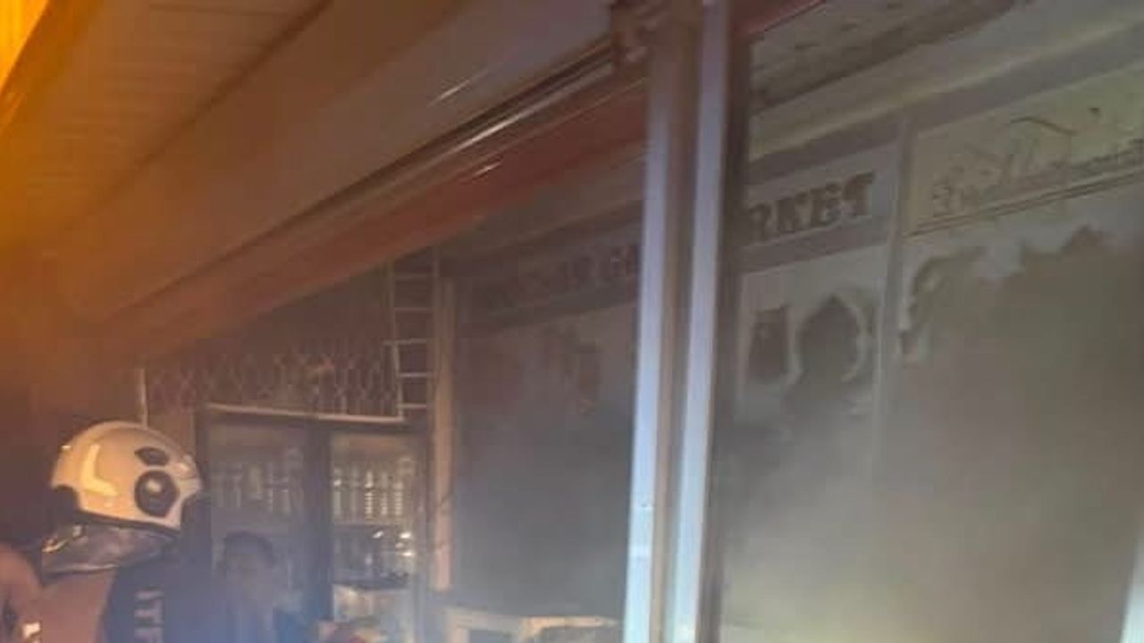 Reyhanlı'da market alevleri kısa sürede söndürüldü; iş yeri hasar gördü