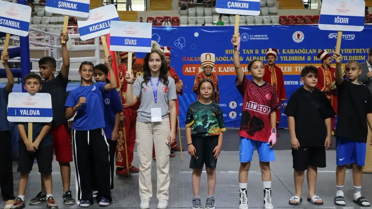 Ringde genç umutlar: Sivas'ta U-13 Türkiye ferdi boks şampiyonası başladı