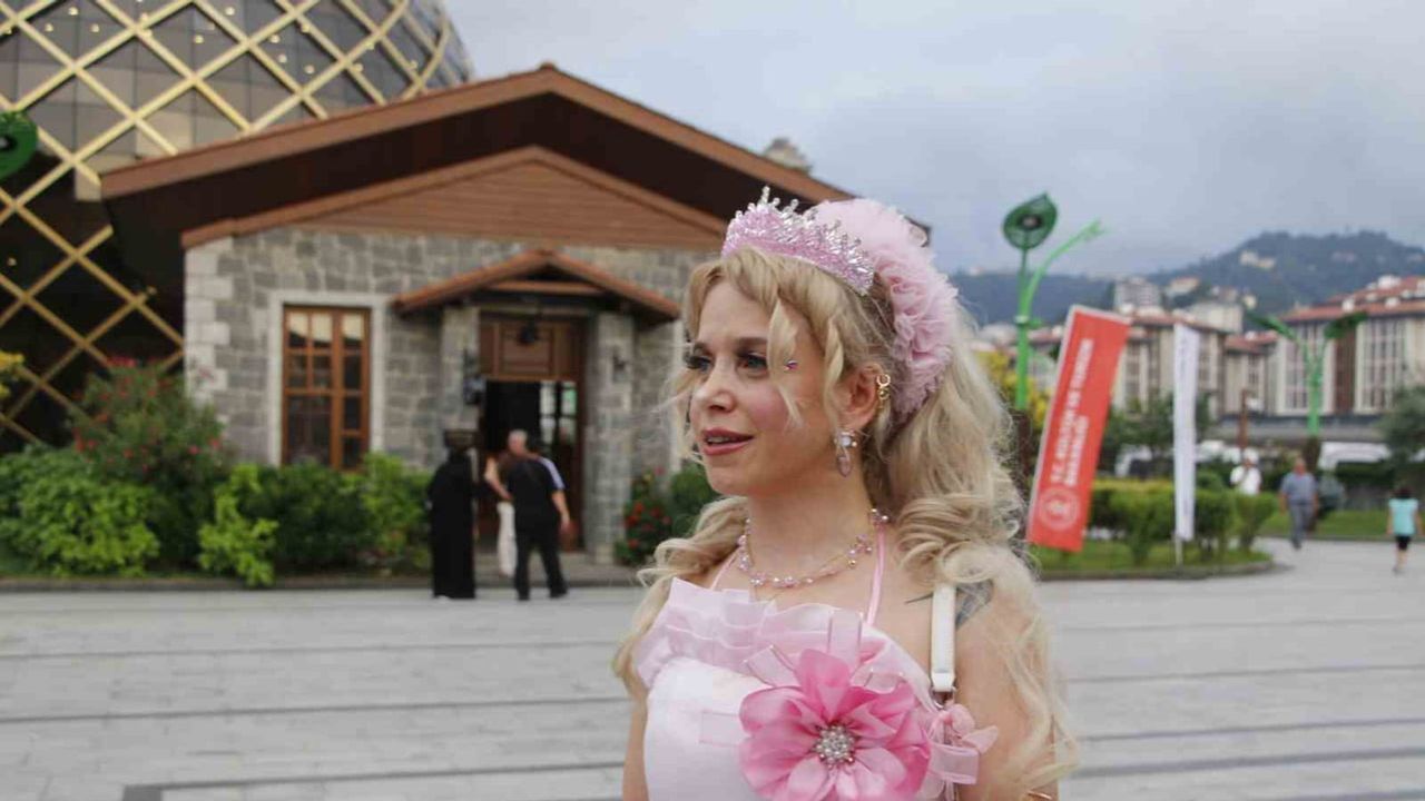 Rize sokaklarının pembe neşesi: çocukların 'Barbie ablası' Aslıhan