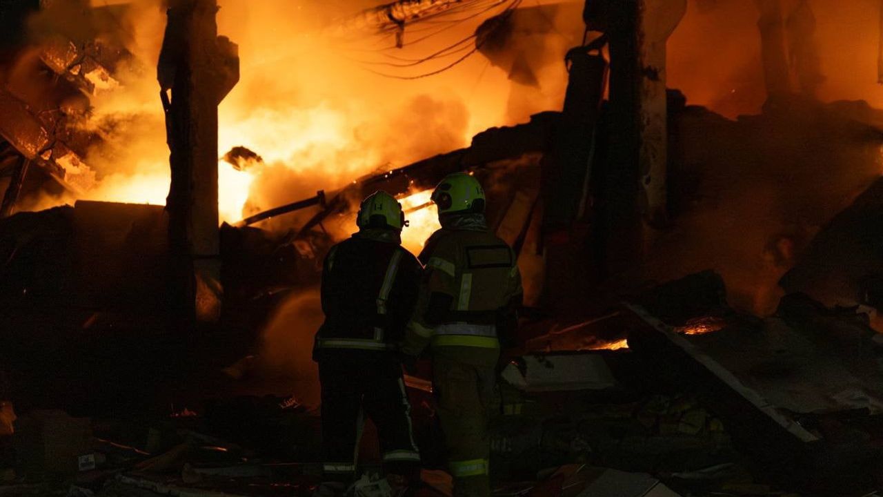 Rusya'nın gece saldırısında sivil altyapı hedef alındı: Zaporijya ve Dnipro'da 9 ölü