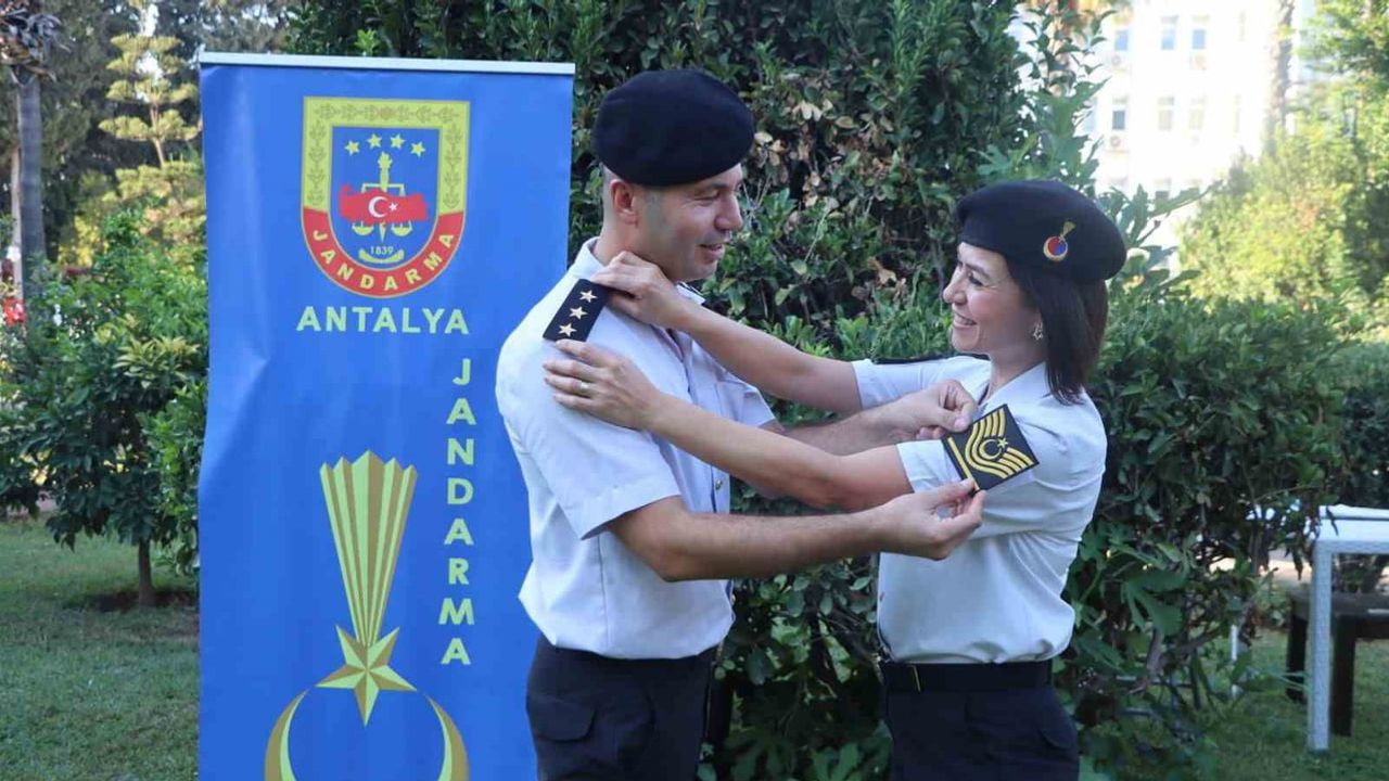 rütbe terfisi ve 15. evlilik yılı aynı törende kutlandı