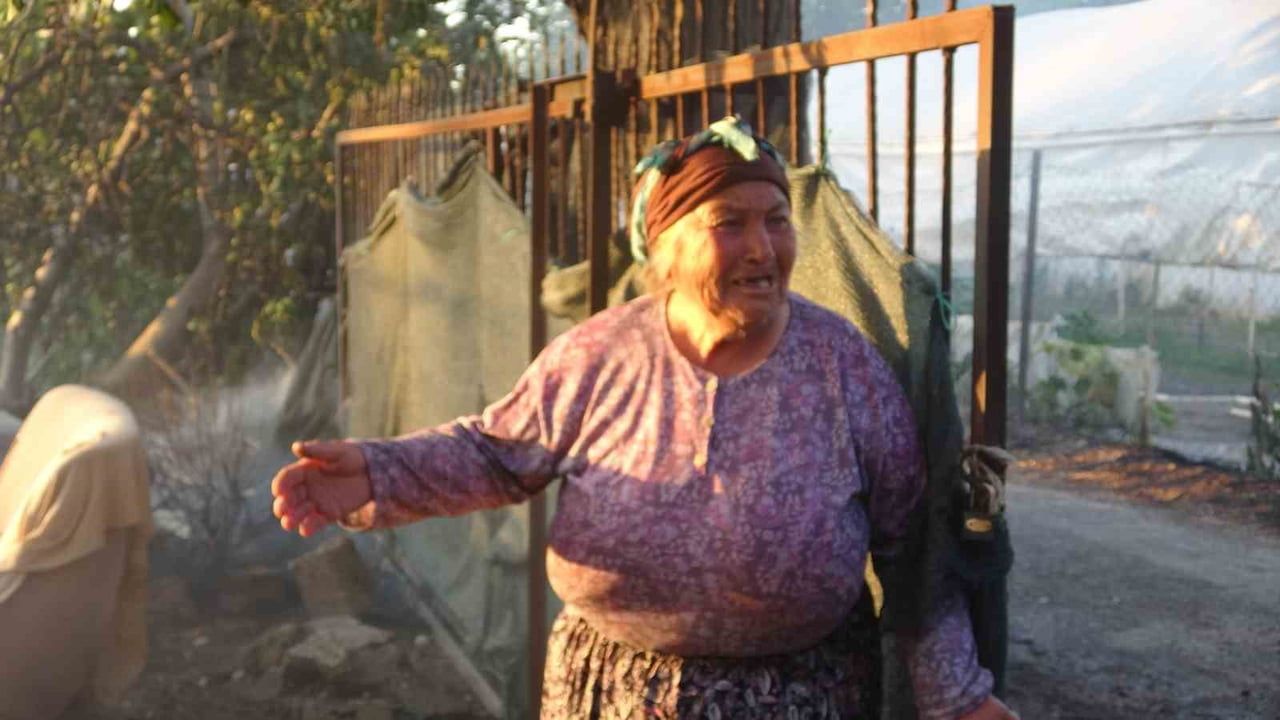 Rüzgarın taşıdığı kıvılcım mahalleyi sardı: üç ev tamamen yandı