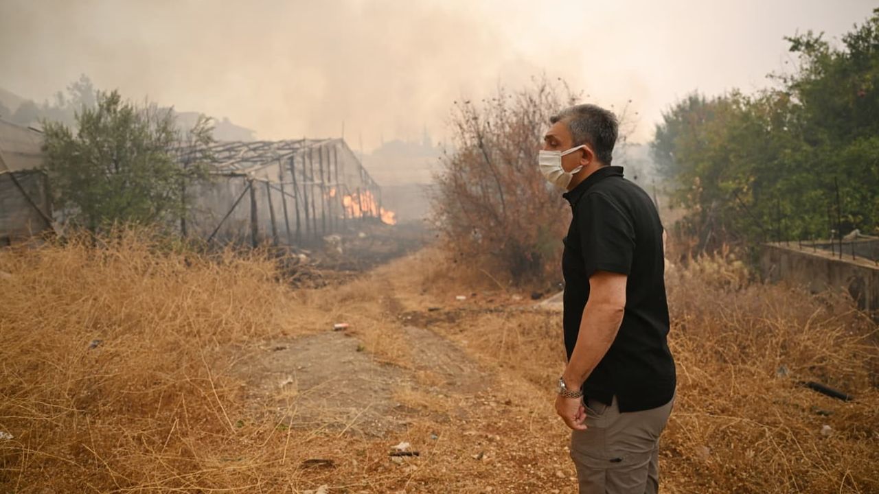 Rüzgârın taşıdığı yangın Kaş'ta mahalleleri kuşatma çalışmalarını öne çıkardı