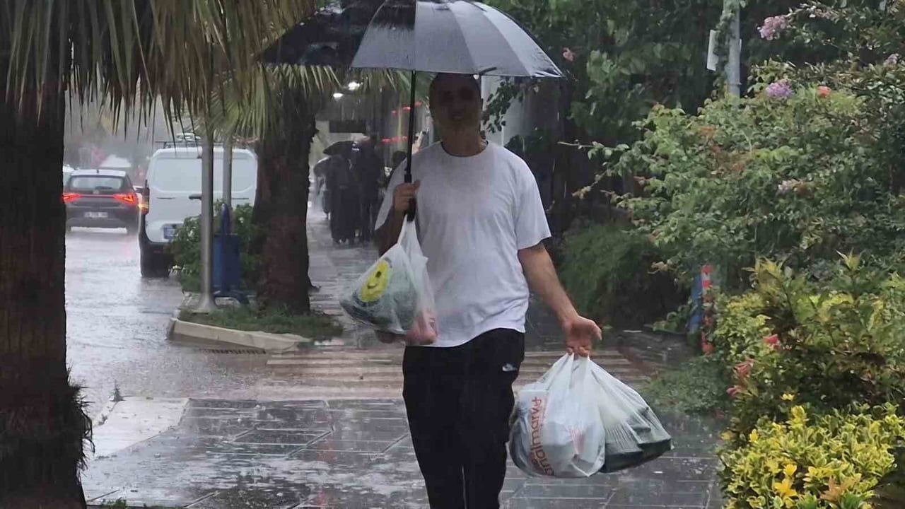 Sabahın erken saatlerinde başlayan sağanak Bartın'da ulaşımı sekteye uğrattı