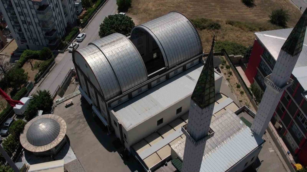 Safa Camii'nin açılır kubbesiyle ferahlayan mini külliyesi