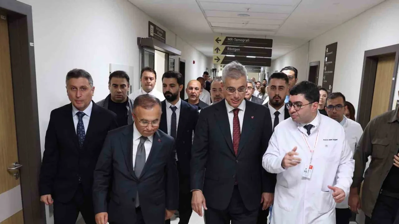 Sağlık bakanı Memişoğlu'ndan Meriç'e hastane ziyareti