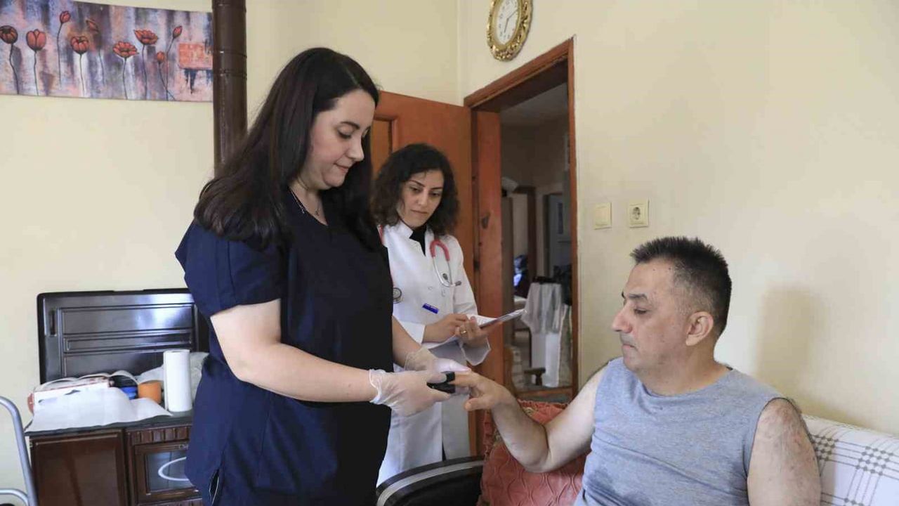 Sağlık evlere taşındı: Mersin'de evde bakım ve temizlik hizmeti yaygınlaşıyor