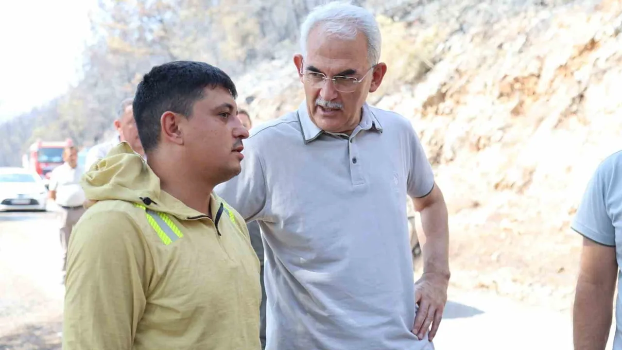 Sahada alevlerle göğüs göğüse: genel müdür Bekir Karacabey ekiplerin yanında