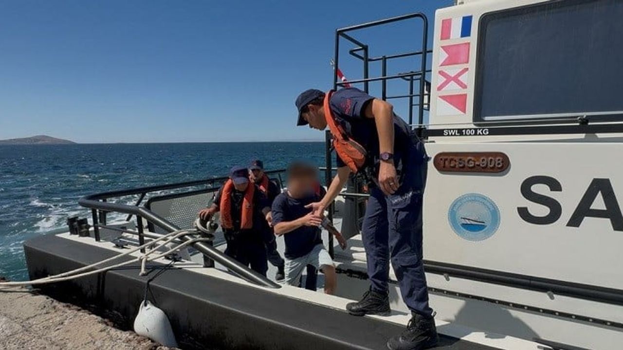 Sahil ekipleri Bozcaada açıklarında arı sokan personeli tahliye etti