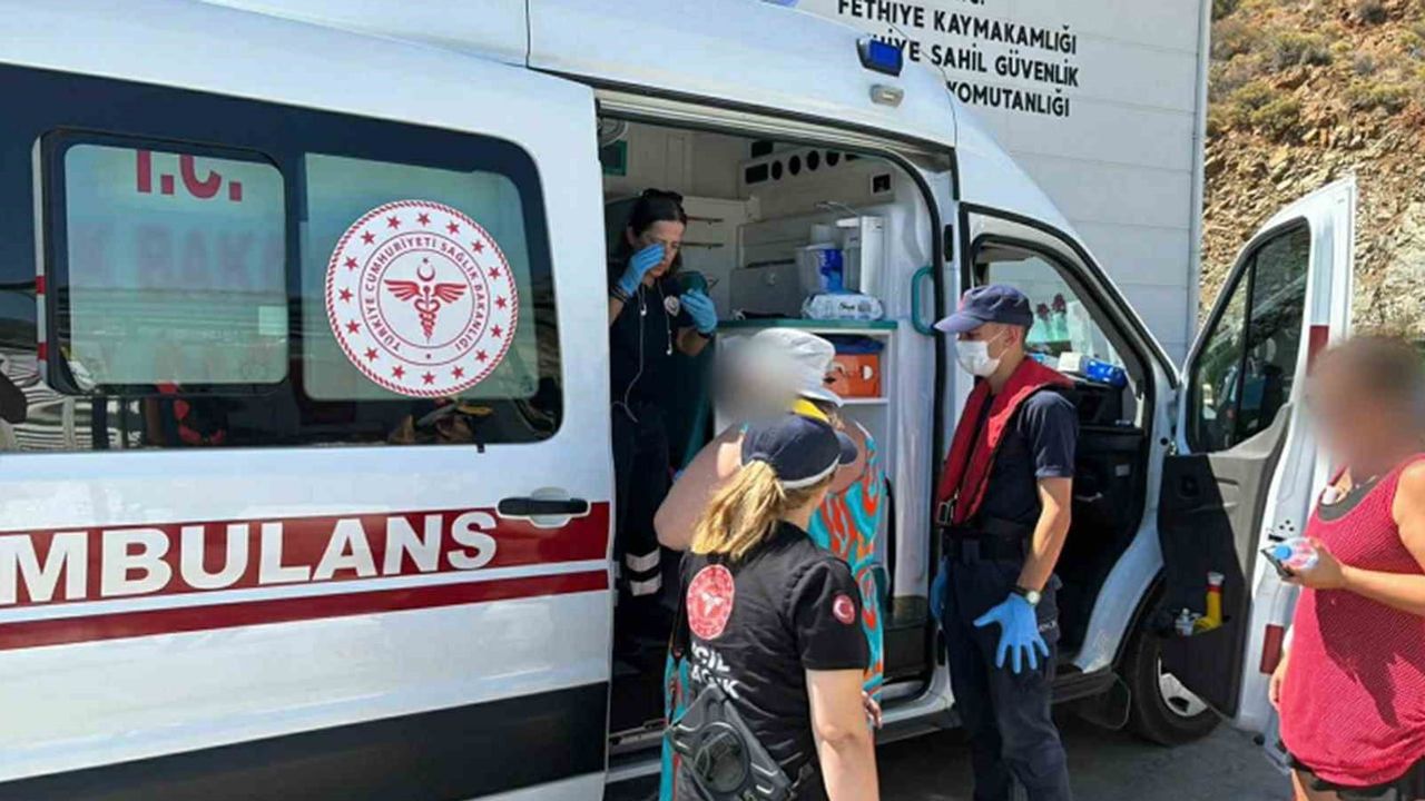 Sahil Güvenlik Fethiye açıklarında yaralanan vatandaşı tekneden tahliye etti
