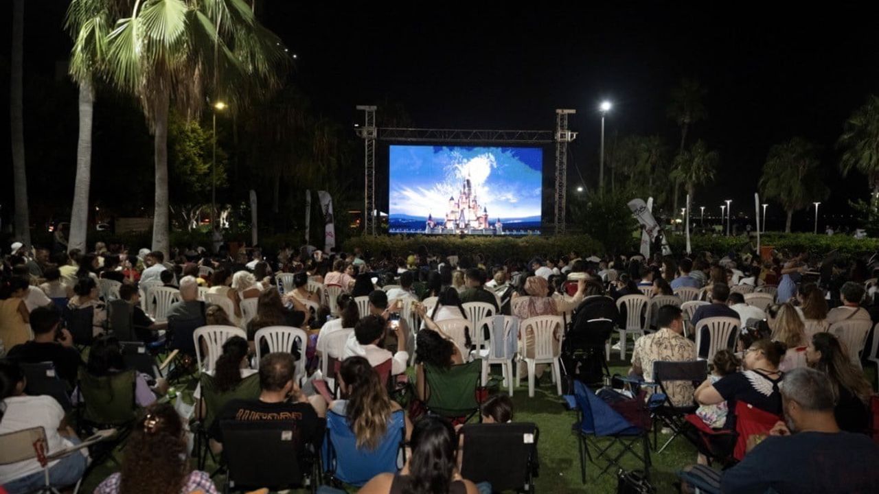 Sahil yıldızları altında çocuklar 'Yukarı Bak'la sinema keyfi yaşadı
