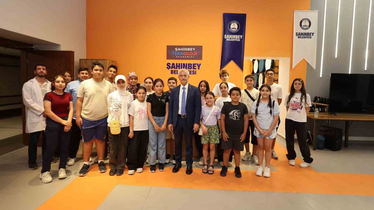 Şahinbey Belediyesi gençleri yapay zekâya hazırlıyor