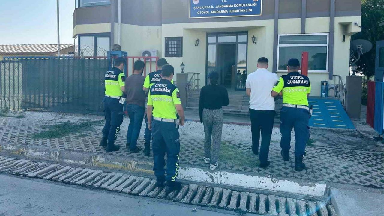 Sahte polis kisvesiyle yolculuk yapan üç kişi jandarmada