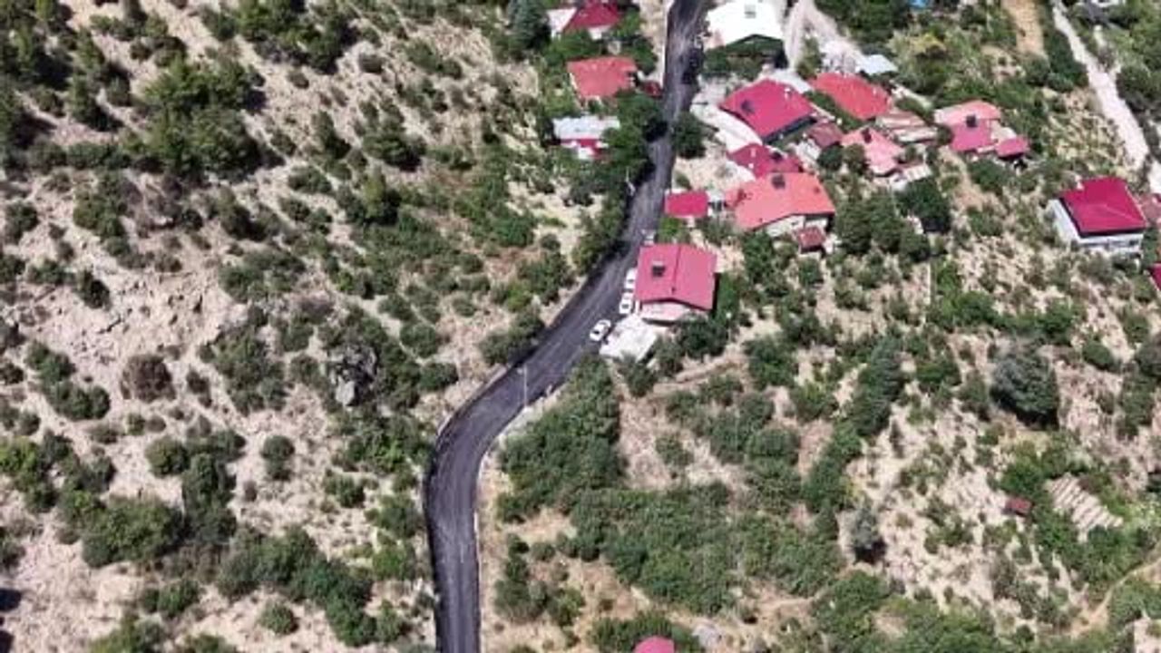 Saimbeyli'de kavurucu sıcağa rağmen asfalt çalışmaları hız kesmiyor